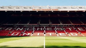 Манчестер Юнайтед: Отказ от спорного навеса на новом стадионе