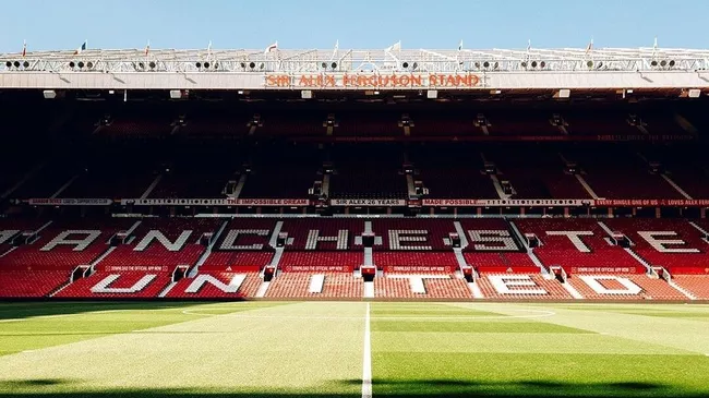 Манчестер Юнайтед: Отказ от спорного навеса на новом стадионе