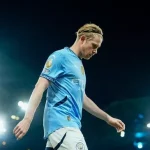 Трагический инцидент на футбольном поле: футболист сломал шею о рекламный щит в Китае