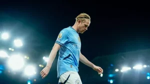 Трагический инцидент на футбольном поле: футболист сломал шею о рекламный щит в Китае