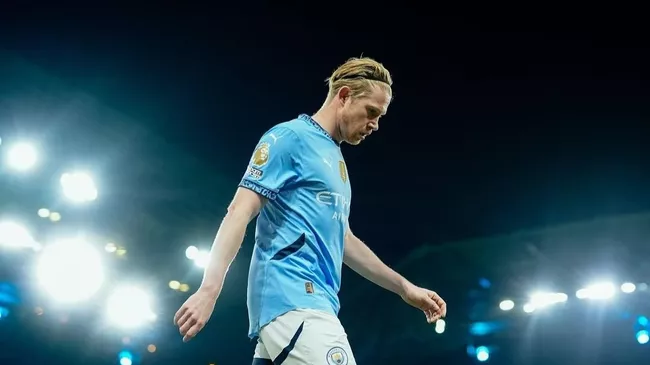 Трагический инцидент на футбольном поле: футболист сломал шею о рекламный щит в Китае