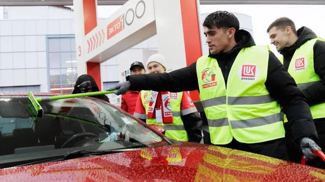 Футболисты «Спартака» провели незабываемый день на АЗС «Лукойл»