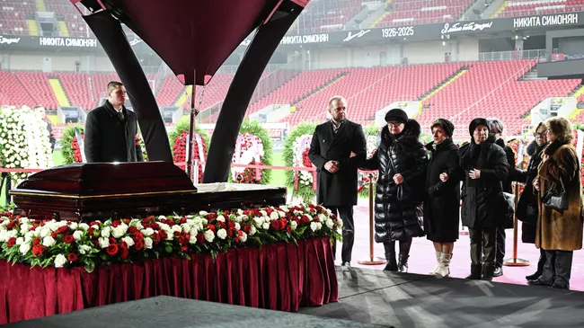 Трогательная прощальная церемония: венок от президента ФИФА в память о Никите Симоняне