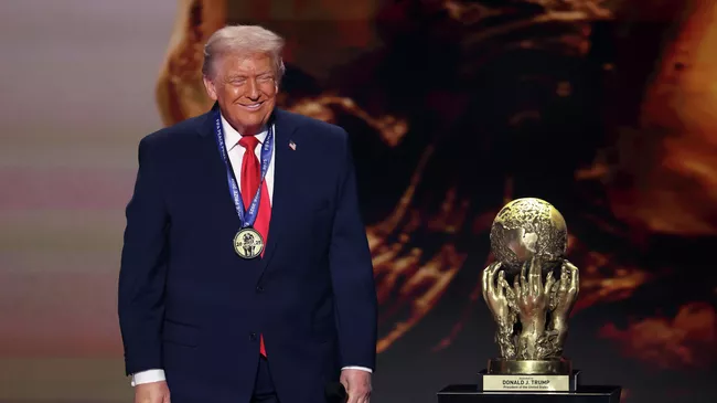 Дональд Трамп стал первым лауреатом премии мира ФИФА