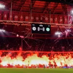 Футбольный матч «Аякса» отменен: массовые беспорядки и пиротехника на стадионе