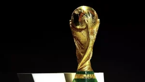 Инцидент на футбольном матче во Франции: игрок пострадал от дымовой шашки