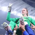 Историческая победа «ПСЖ»: Вратарь Сафонов на руках у товарищей