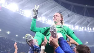 Историческая победа «ПСЖ»: Вратарь Сафонов на руках у товарищей