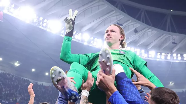 Историческая победа «ПСЖ»: Вратарь Сафонов на руках у товарищей