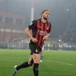 Волшебный дубль Рабьо: «Милан» побеждает «Комо» в драматичном поединке Серии А