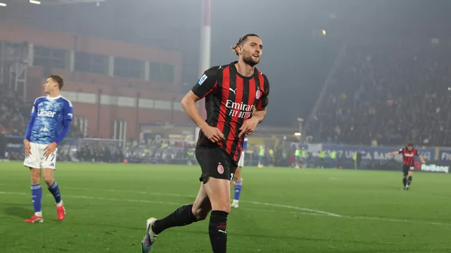 Волшебный дубль Рабьо: «Милан» побеждает «Комо» в драматичном поединке Серии А