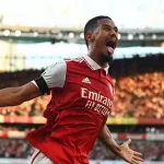 Арсенал одерживает победу над Челси с двумя голами с угловых в напряжённом матче АПЛ