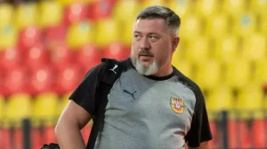 Доктор на борту: Как врач «Арсенала» стал героем во время перелета