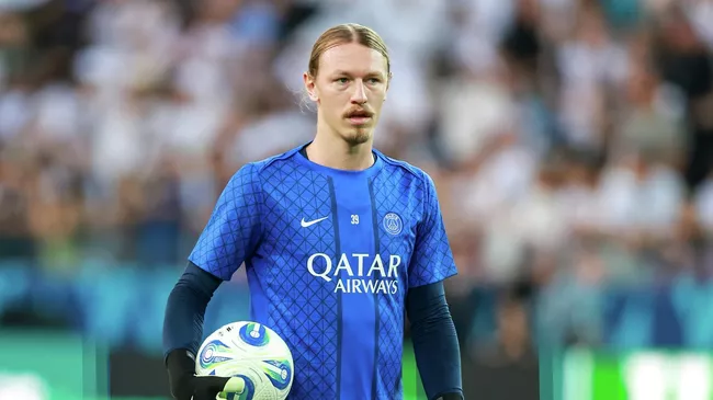 Матвей Сафонов: Как девять сейвов помогли «ПСЖ» обыграть «Челси» в Лиге чемпионов
