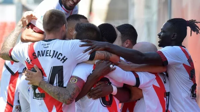 Футбольная сенсация: «Райо Вальекано» разгромил АЕК в первом матче 1/4 финала Лиги конференций