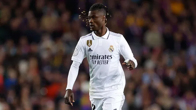 Камавинга приносит извинения за удаление в матче с «Баварией»