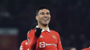 Манчестер Юнайтед одерживает победу над Брентфордом в захватывающем матче чемпионата Англии