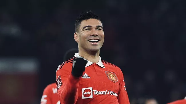 Манчестер Юнайтед одерживает победу над Брентфордом в захватывающем матче чемпионата Англии