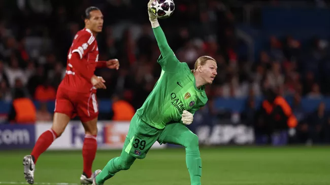 Тренер «Барселоны» Ханс-Дитер Флик выражает недовольство судейством в матче ЛЧ с «Атлетико»