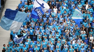 Запрет на посещение футбольных матчей: два фаната наказаны за бросание бутылок на «Зените»