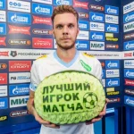 Необычный приз для Максима Глушенкова: арбуз с поздравлением после матча