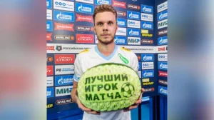 Необычный приз для Максима Глушенкова: арбуз с поздравлением после матча